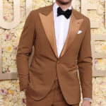 81st-Golden-Globe-Awards-Justin-Hartley-Blazer-4