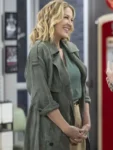 TV-Series-Shifting-Gears-2025-Jenna-Elfman-Green-Trench-Coat
